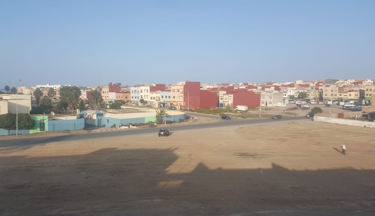 انطلاق أشغال تنقية ساحة ثانوية القدس بالجديدة لتحويلها إلى مساحة خضراء