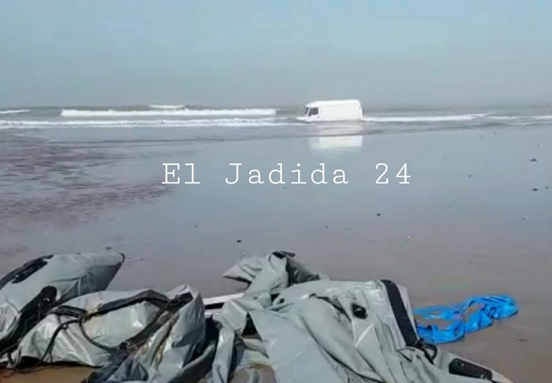 بالصور.. ضبط كميات كبيرة من المخدرات داخل سيارة عالقة وسط مياه البحر قرب آزمور