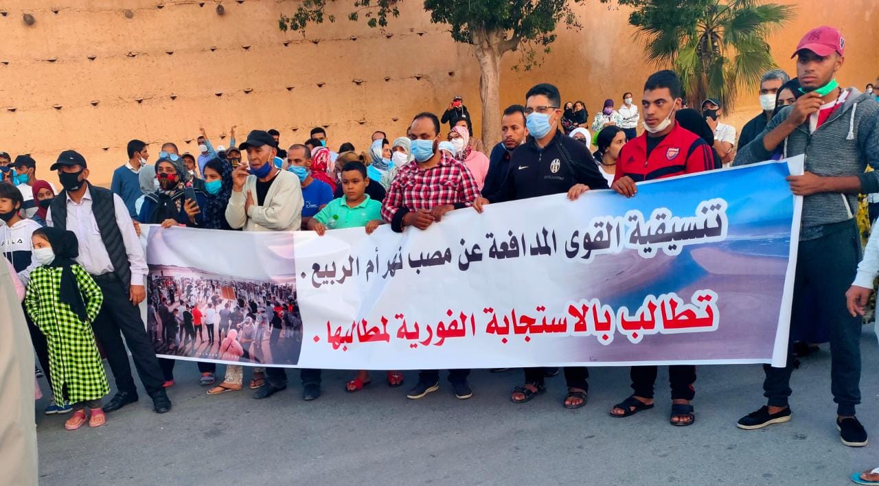 بالصور.. تنظيم مسيرة حاشدة بمدينة آزمور من اجل انقاد نهر ام الربيع