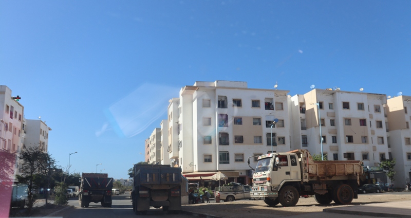 ساكنة النجد وحي المطار بالجديدة تطالب بتنفيذ قرار جماعي بمنع وقوف الشاحنات بالشارع العام قرب الاقامات السكنية