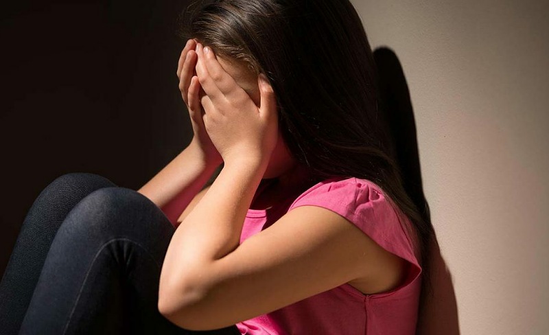 فضيحة أخلاقية بإقليم الجديدة.. فتاة قاصرة تلتقط فيديو لوالدها وهو يداعب عضوها التناسلي!