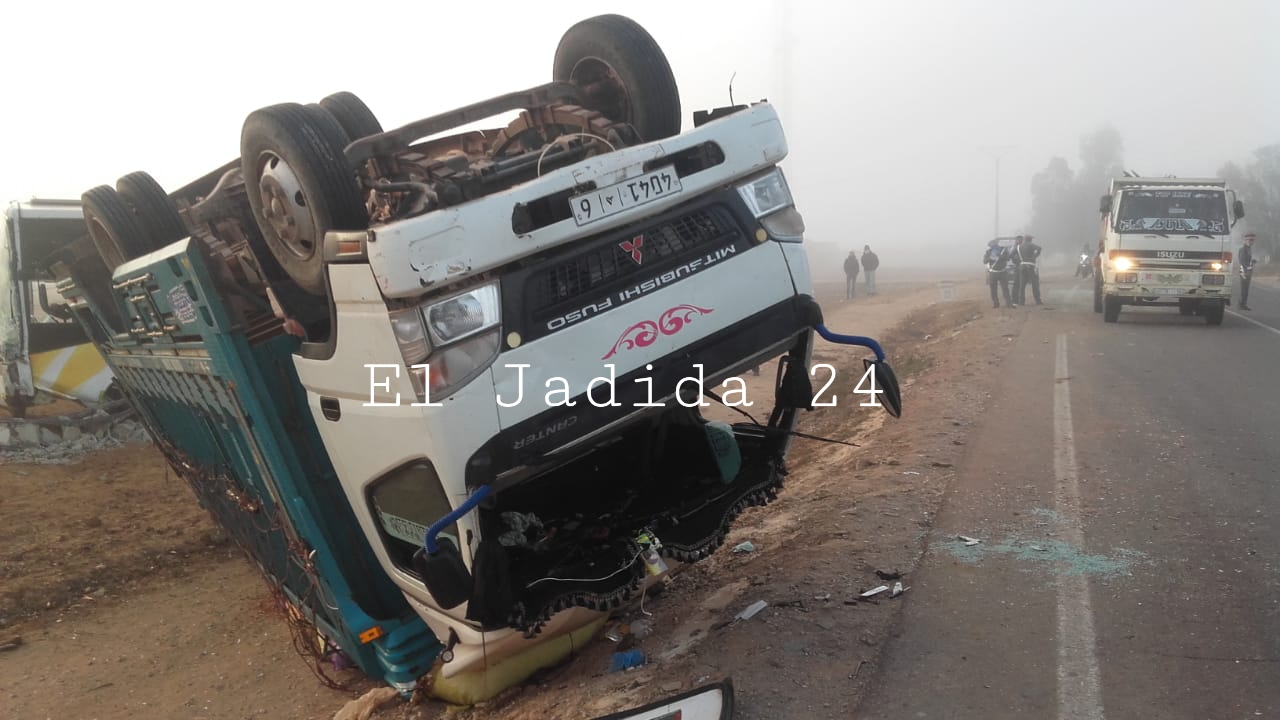 بالصور.. إصابة 17 شخصا في حادث اصطدام شاحنة بحافلة للنقل الحضري بضواحي مدينة الجديدة