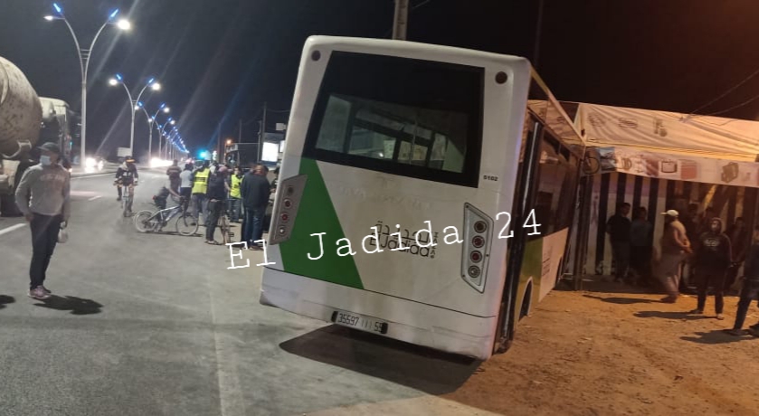 اعتقال جانحين وفرار 3 آخرين بعد تسببهم في حادثة خطيرة لحافلة للنقل الحضري قرب سيدي بوزيد