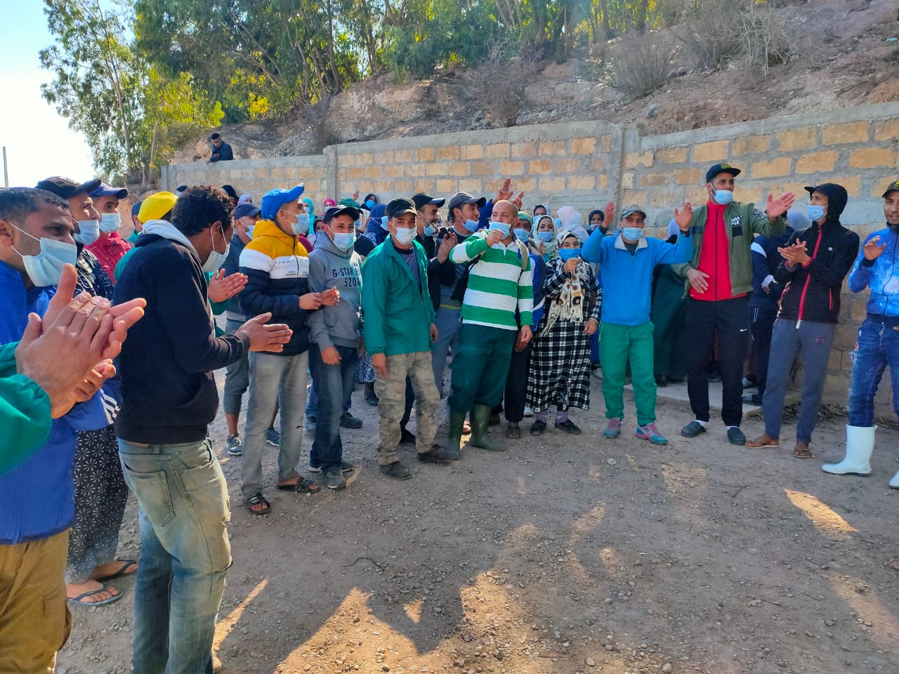 عمال وعاملات احد معامل التصبير بازمور يحتجون على الاستغلال الذي يطالهم من طرف المشغل