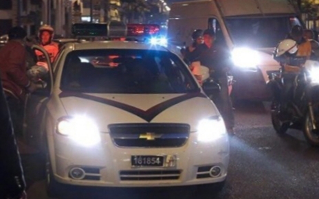 ملثمان يوقدان النار تحت جنح الظلام في قنينة غاز على مقربة من مركب تجاري بالجديدة