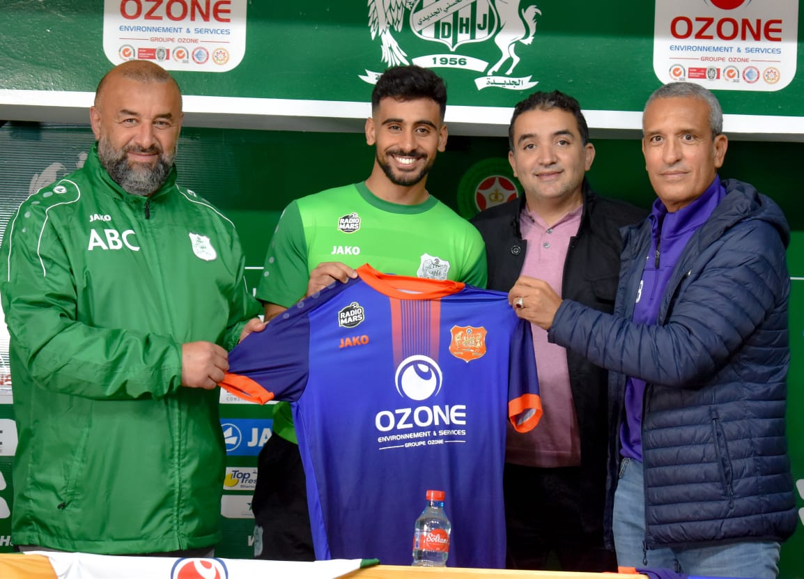 فريق الدفاع الحسني الجديدي يجدد عقود لاعبيه ويوقع عقود احترافية للاعبين آخرين