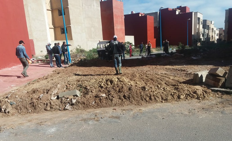 مقاول يقطع طريقا داخل تجزئة سكنية  في حي السلام بالجديدة