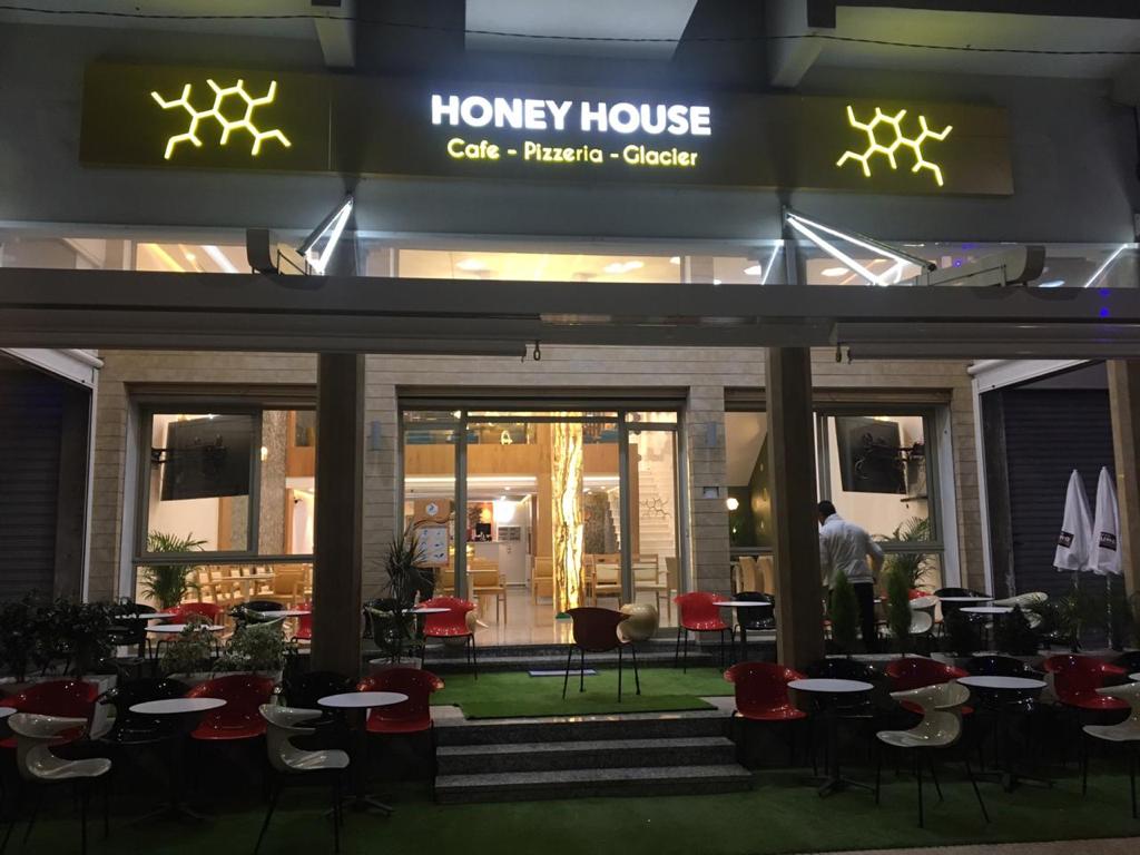 بالصور.. افتتاح مقهى فاخرة بمدينة آزمور تحمل اسم ''honey house ''
