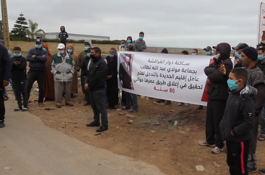 ساكنة دوار القراقشة بجماعة مولاي عبد الله تحتج وتطالب بفتح طريق   أجهز عليها أحد المستثمرين