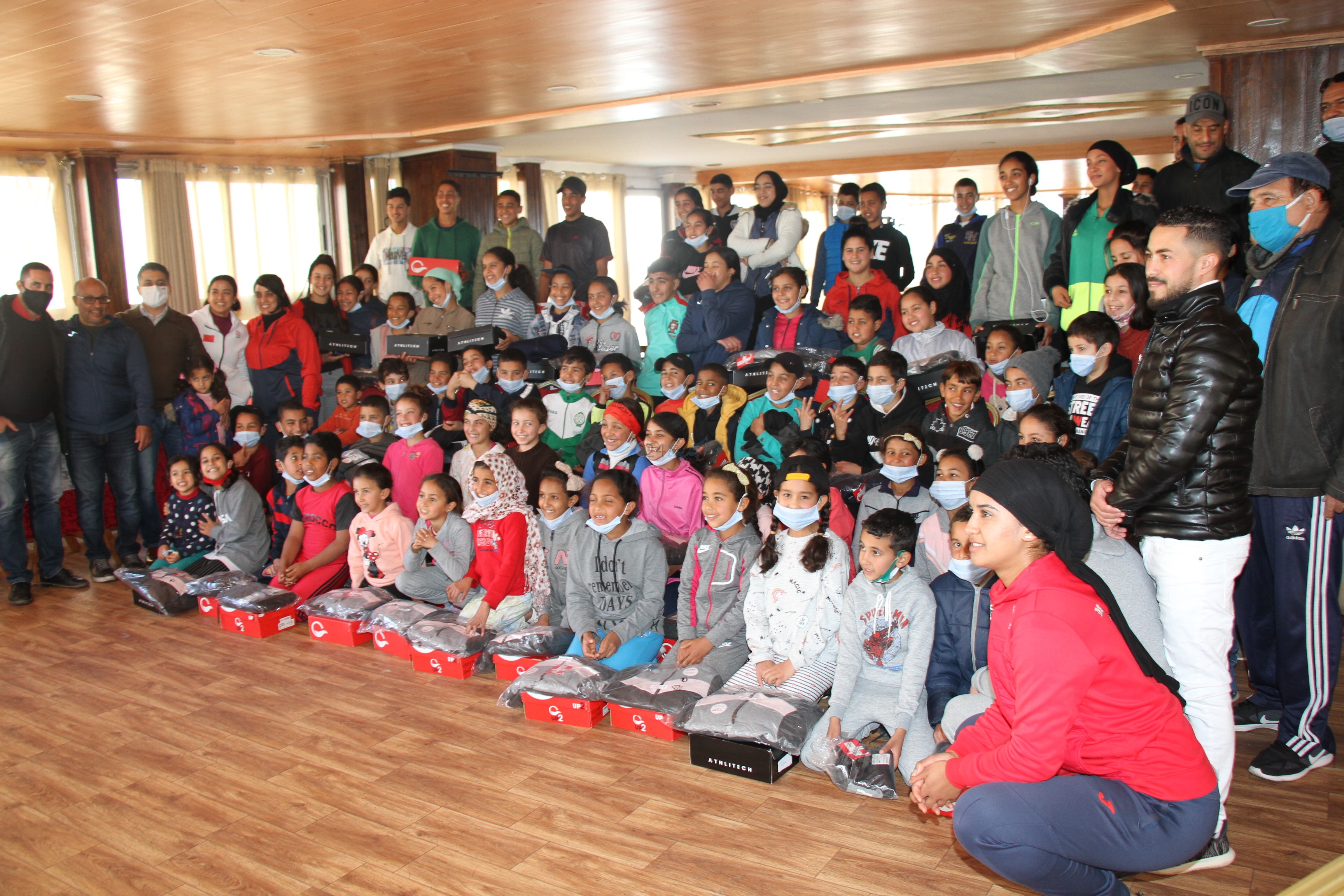 بالصور.. البطلة المغربية سناء منظر توزع ملابس رياضية على جمعيات المنار بالجديدة