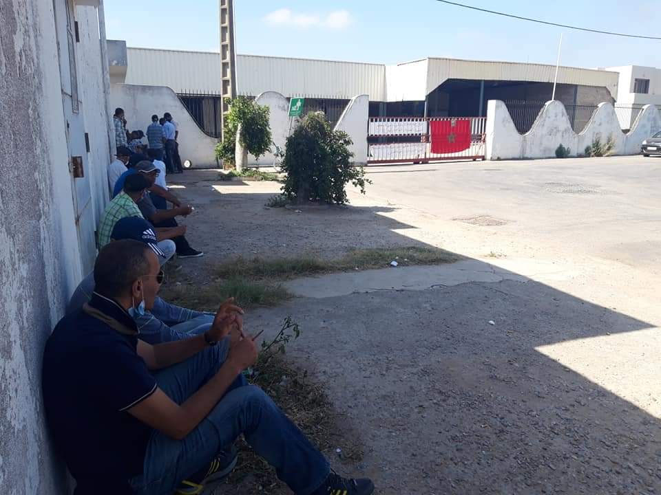 عمال شركتي ''صوناکار'' و''ليكس بابيي'' بالجديدة يدعون الى اعتصام مفتوح بمقر العمل ووقفة احتجاجية أمام العمالة