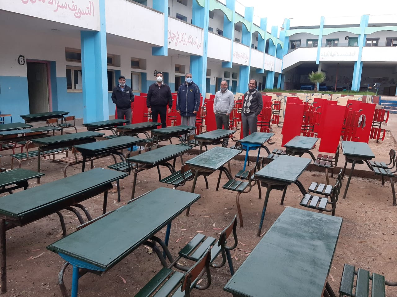 طاولات الثانوية الإعدادية المنار بالجديدة  في حلة بهية