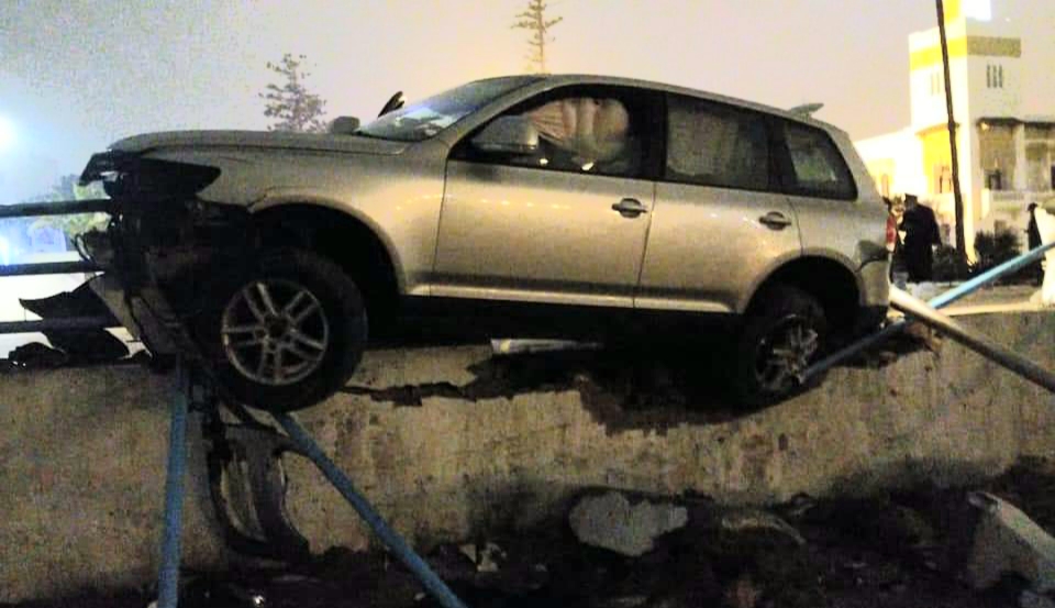 في حادث غريب.. سيارة غرفة الفلاحة لجهة الدار البيضاء سطات ترسو فوق حائط كورنيش الجديدة