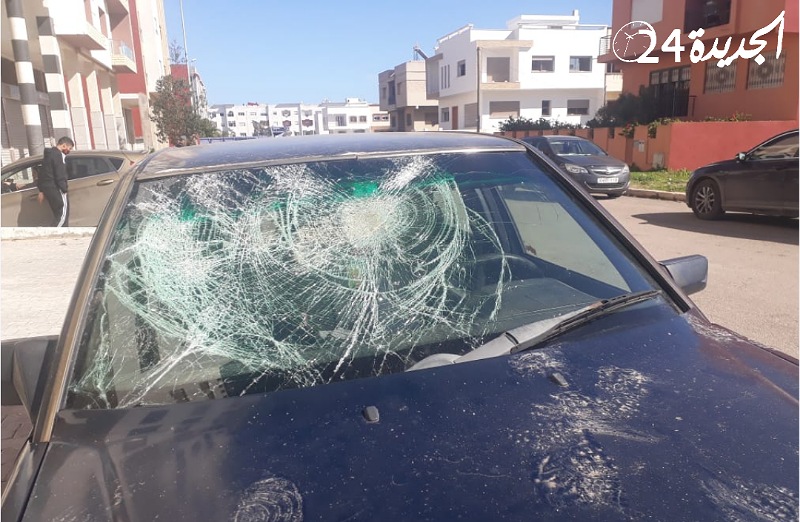 بالصور..  شبان مقرقبون يزرعون الرعب في الشارع العام ويهشمون مجموعة من السيارات بالجديدة