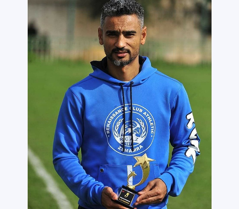 الاتحاد المغربي يكرم لاعب نهضة الزمامرة عبد الصمد لمباركي