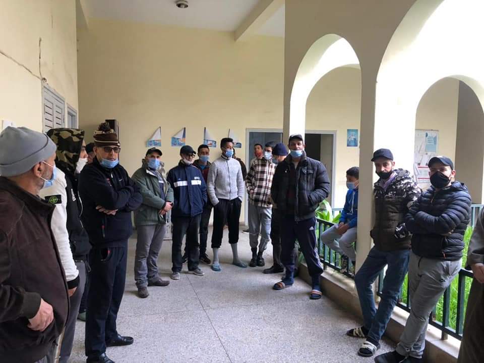 ساكنة و تجار شارع العيون بازمور يحتجون من أجل تبليط شارعهم