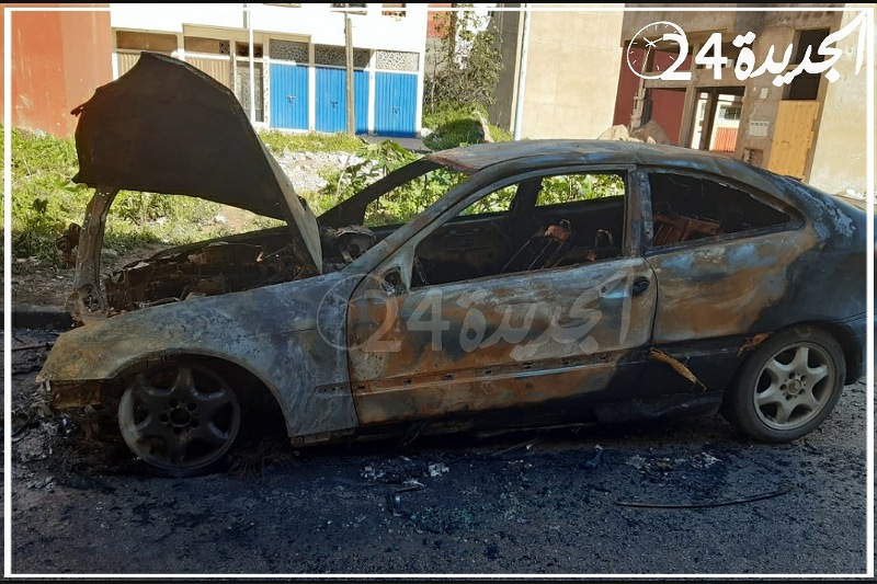 بالصور.. النيران تلتهم سيارتين دفعة واحدة في حي السلام بالجديدة