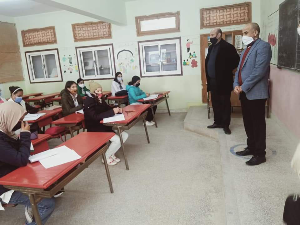 بالصور.. المدير الاقليمي للتعليم يتفقد ورشة المواطنة لاصلاح الطاولات ببعض مؤسسات مدينة الجديدة