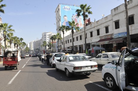 سيارات الأجرة الكبيرة بالبئر الجديد تتعرض لاعتداءات وتعسفات واعتراض السبيل بالنفوذ الترابي لإقليم النواصر