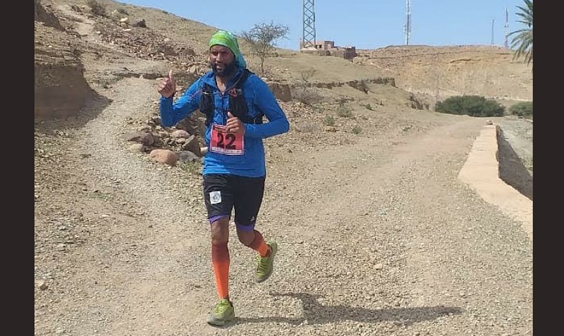 عداء يقطع مسافة 200 كلم جريا من خريبكة إلى الجرف الأصفر للتحسيس بأهمية التلقيح ضد كورونا