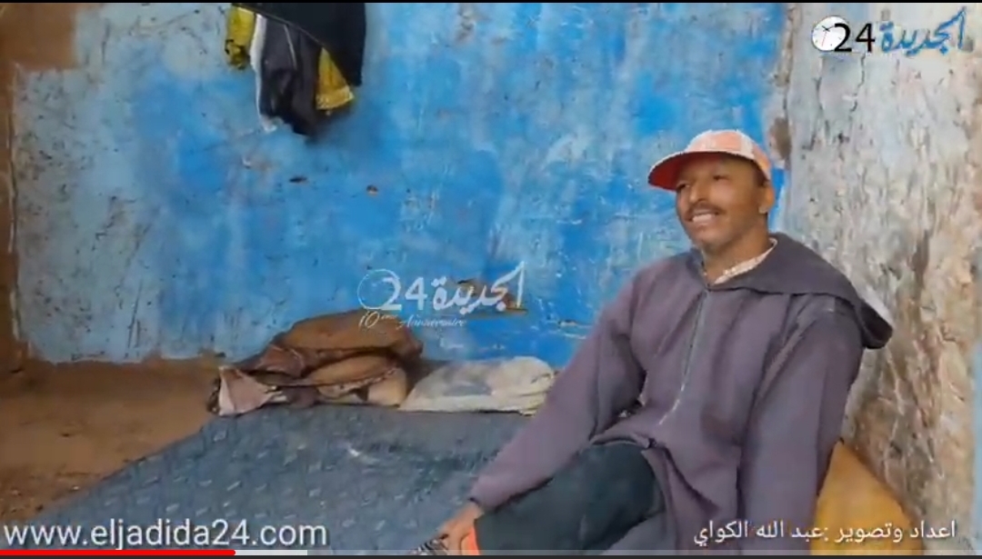 الطاهر.. مواطن من ذوي الاحتياجات الخاصة يعاني من ويلات كريان الطمامنة باقليم سيدي بنور