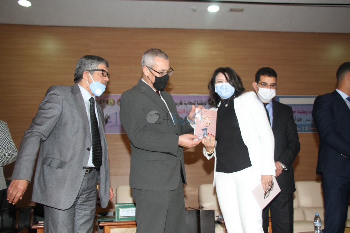 شاهد.. القاضية والشاعرة سناء راكيع تقدم نسخة من ديوانها ”مجرد وقت ”الى وزير العدل