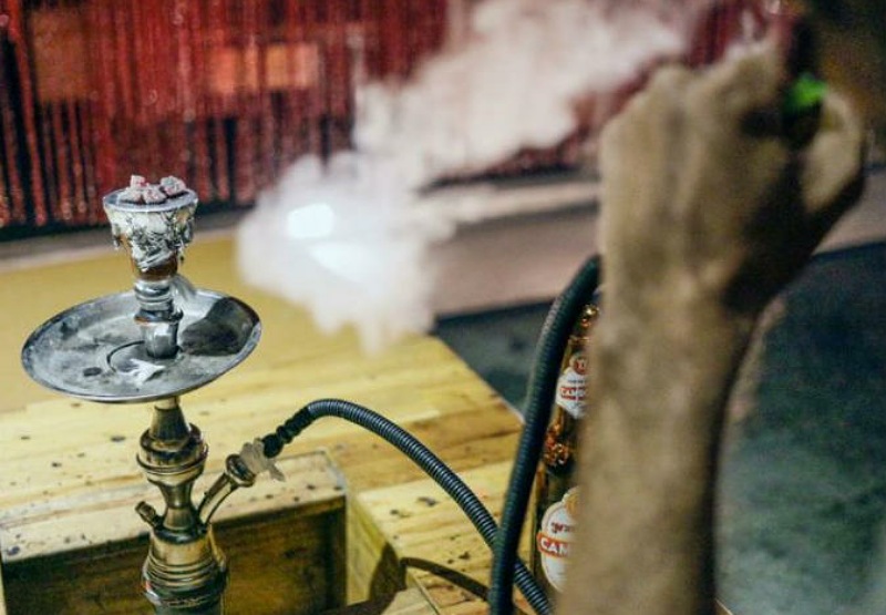 جيران احد الفضاءات للشيشة بساحل شتوكة يرفضون ''استغلال القاصرين''