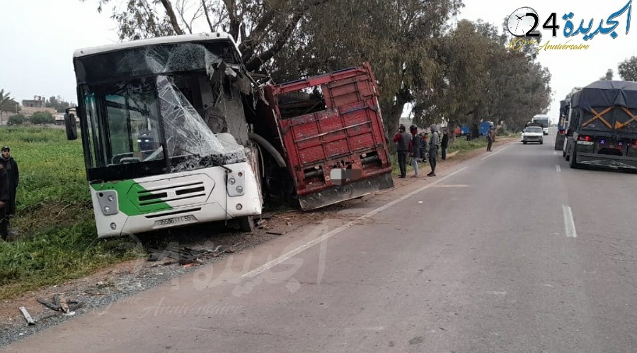 بالصور.. شاحنة لنقل المواشي تصدم حافلة للنقل الحضري وترسل 5 أشخاص الى قسم المستعجلات بالجديدة