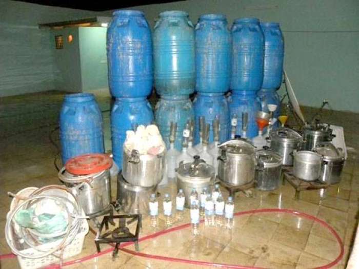 أمن سيدي بنور يفكك مصنعا سريا لتقطير ماء الحياة ويحجز نصف طن من مسكر الماحيا