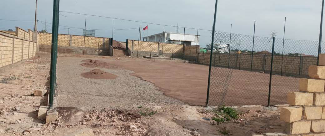 مطالب بتدخل السلطات الإقليمية بعد تعثر إنجاز مشروع ملعب للقرب بجماعة أولاد حمدان