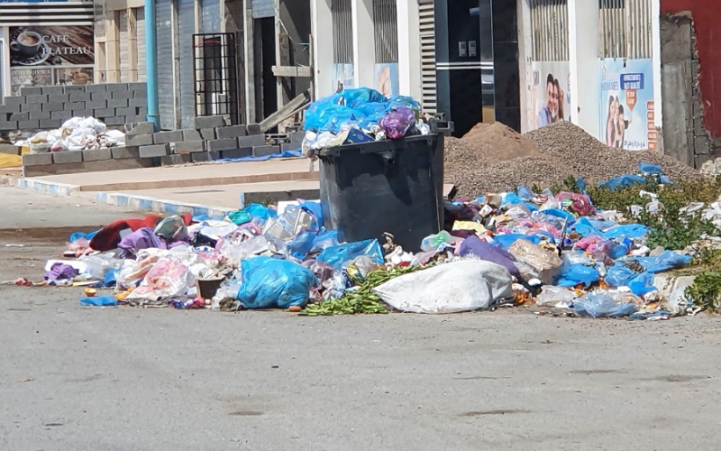 جماعة الجديدة توضح أسباب تدهور خدمات النظافة والشركة تتهم عمالها بتعمد تعطيل ثلث الشاحنات والمعدات