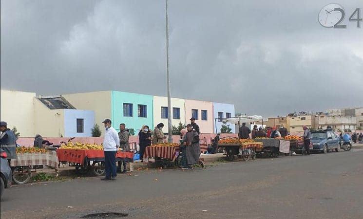 تجار سوق القرب السعادة بالجديدة يشتكون من التهميش وفوضى الباعة المتجولين