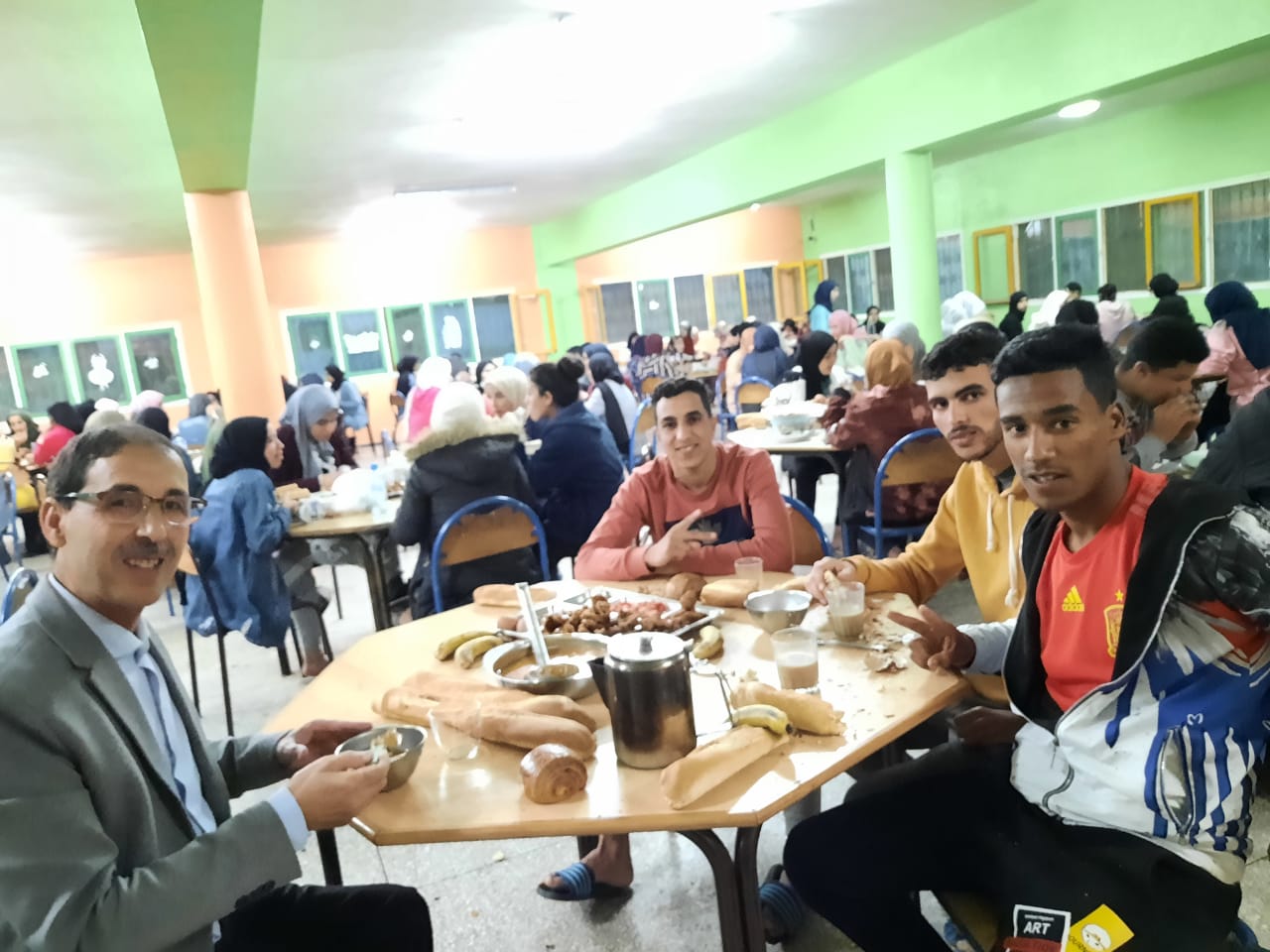 الثانوية التقنية الرازي بالجديدة تنظم إفطارا جماعيا لفائدة تلاميذ القسم الداخلي