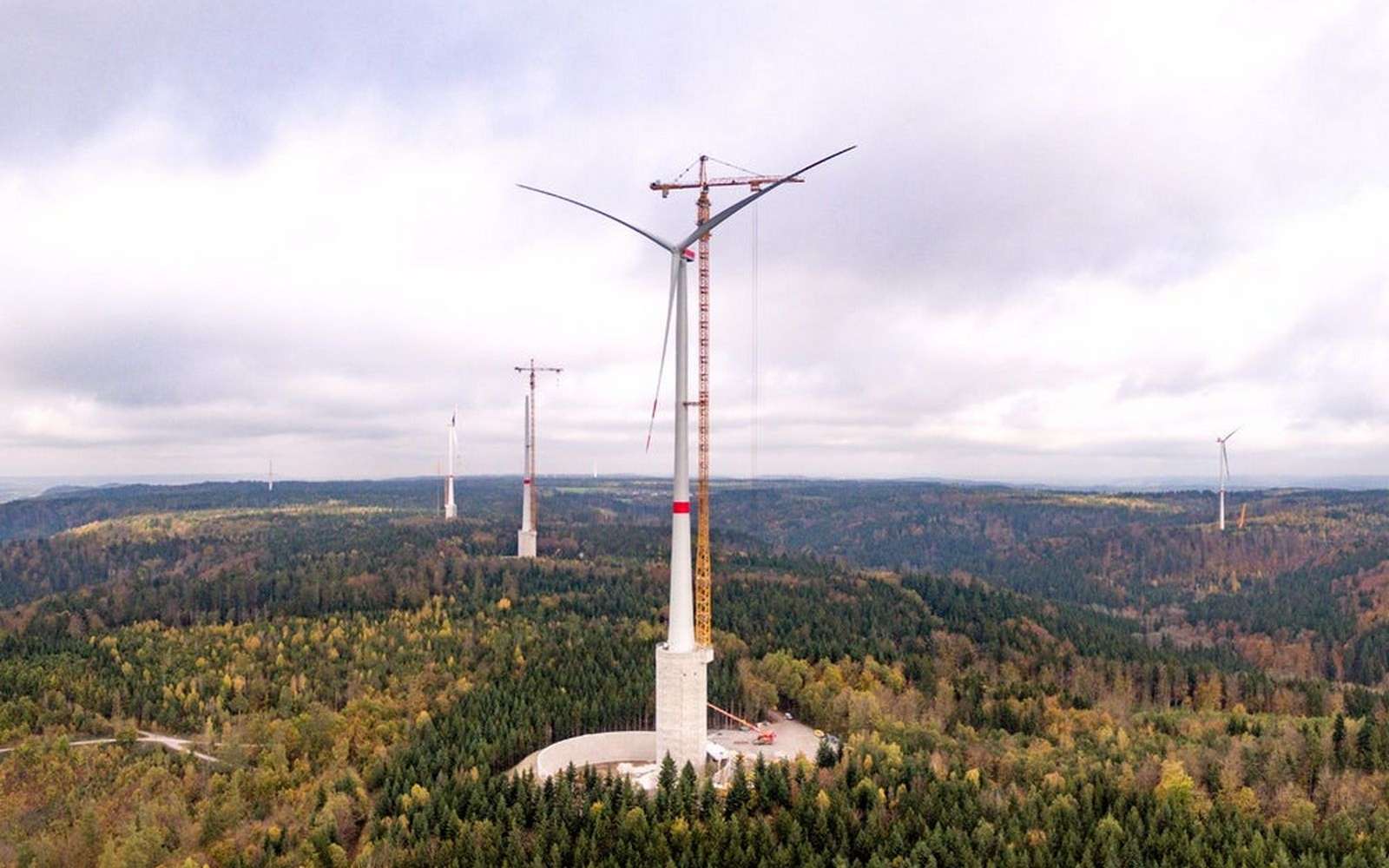 تضم أكبر عمود لانتاج الطاقة الريحية بافريقيا.. محطة الواليدية تبدأ أولى عمليات إنتاج الطاقة الكهربائية