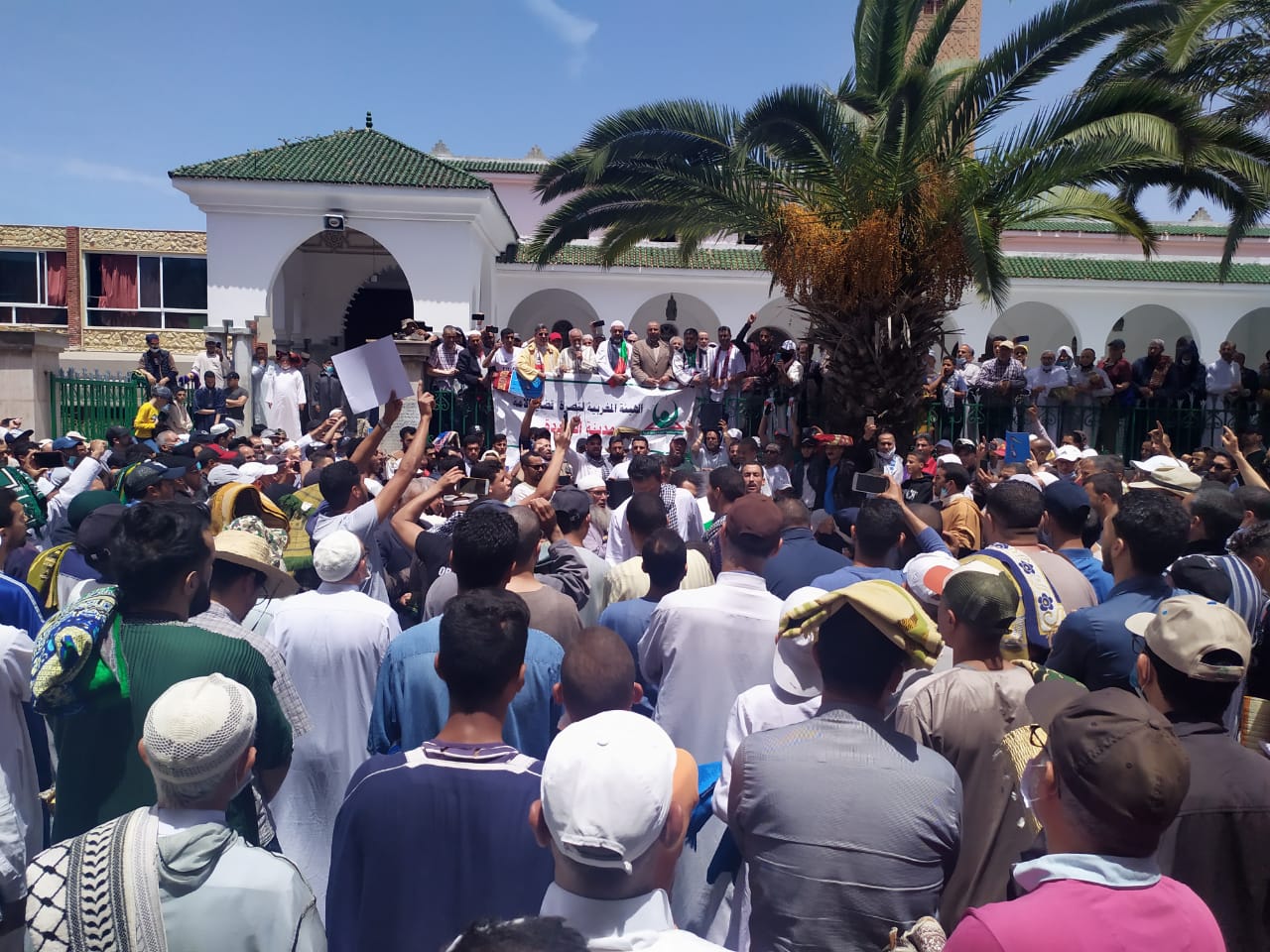 تنظيم وقفة تضامنية لنصرة فلسطين أمام مسجد الحكمة بالجديدة