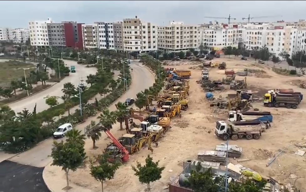 بعد سنوات طويلة من احتلال الملك العمومي.. سلطات الجديدة تحرر ساحة حي المطار من الجرافات وآليات البناء