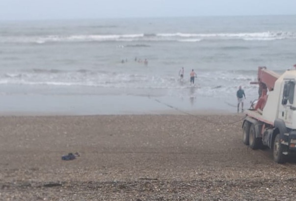 شاطىء لالة عائشة البحرية يلتهم شاحنتين يشتبه في تورطهما في محاولة لسرقة الرمال