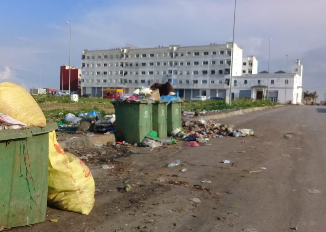 ساكنة مدينة البئر الجديد تتهم شركة النظافة بالتقصير في عملها وتحمل رئيس الجماعة المسؤولية