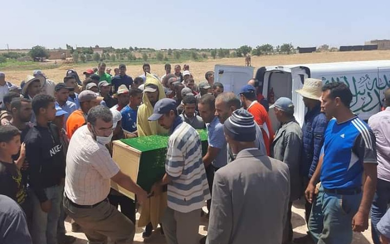 رحيل الناقد والروائي الدكتور ابراهيم الحجري إلى مثواه الأخير.. رزء ثقيل وخسارة كبرى