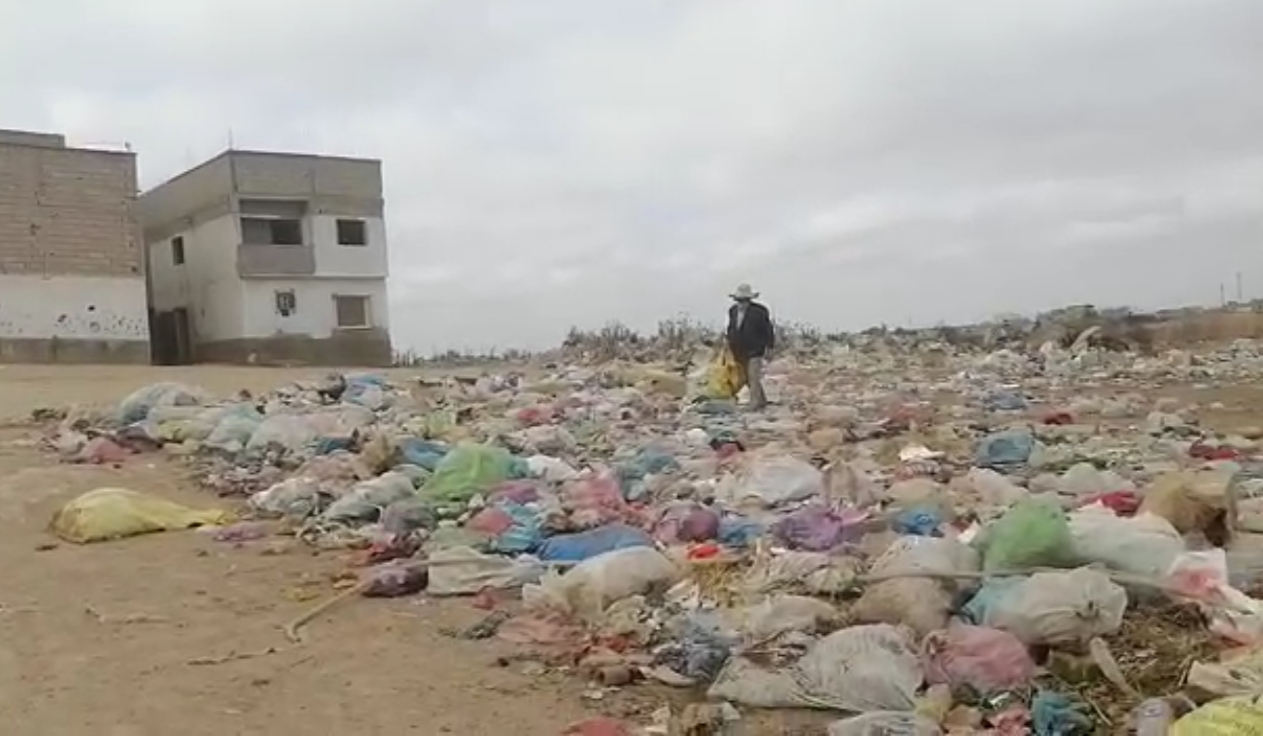 نفايات العيد تحاصر دوار ابراهيم بالجديدة والسكان يتهمون الجماعة وشركة النظافة بالتقصير