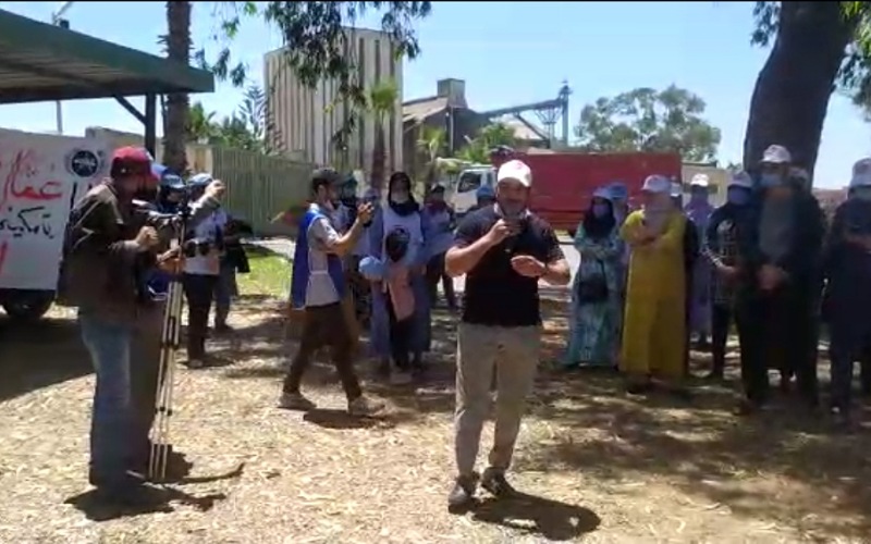 عمال شركة 'علف الفلوس' بالبئر الجديد يعتصمون أمام الشركة للمطالبة باحترام العمل النقابي ومدونة الشغل