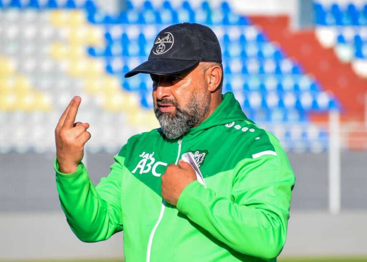 مقتريض : عبد الحق بنشيخة مستمر في تدريب الدفاع الحسني الجديدي