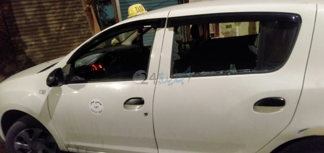 منحرفون مدججين بسيوف يهاجمون سيارة أجرة صغيرة ويهشمون زجاجها