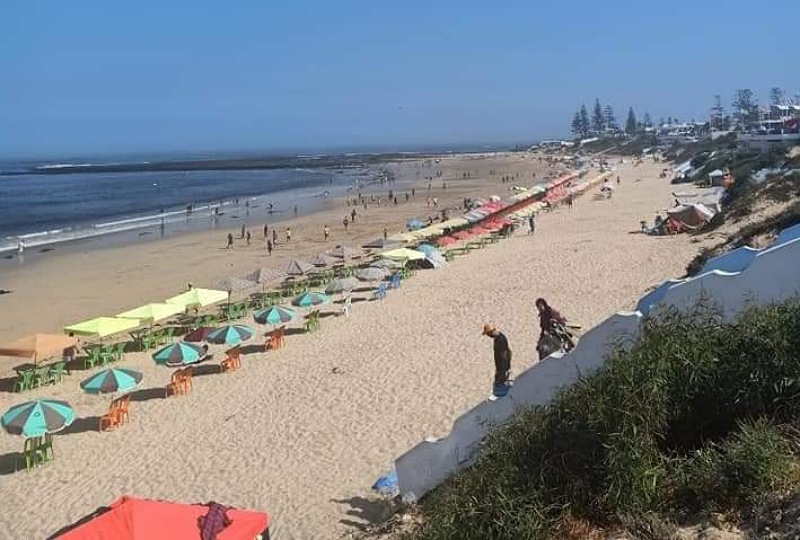 إحتلال شاطئ سيدي بوزيد بالمظلات والكراسي وحجب الرؤية عن المصطافين