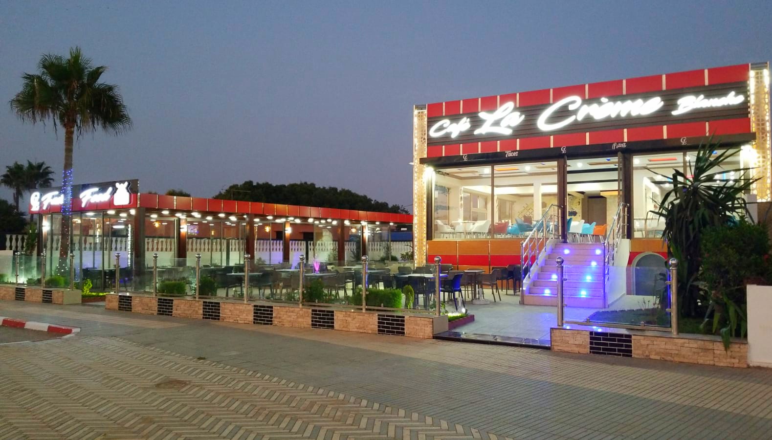 بالصور.. افتتاح مقهى ومطعم مطل على الشاطىء بسيدي بوزيد يحمل اسم La Crème Blanche