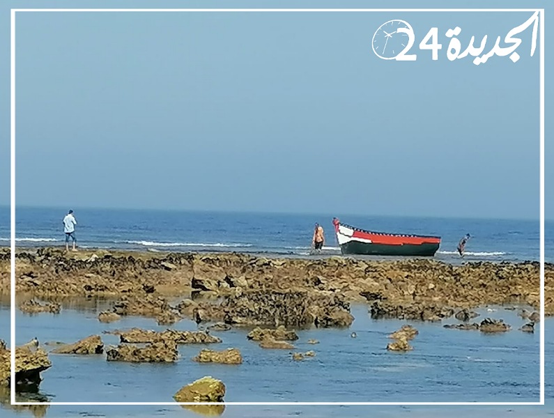 بالصور .. جنوح قارب للصيد التقليدي على ضفاف الشاطىء الصخري بالجديدة في ظروف غامضة