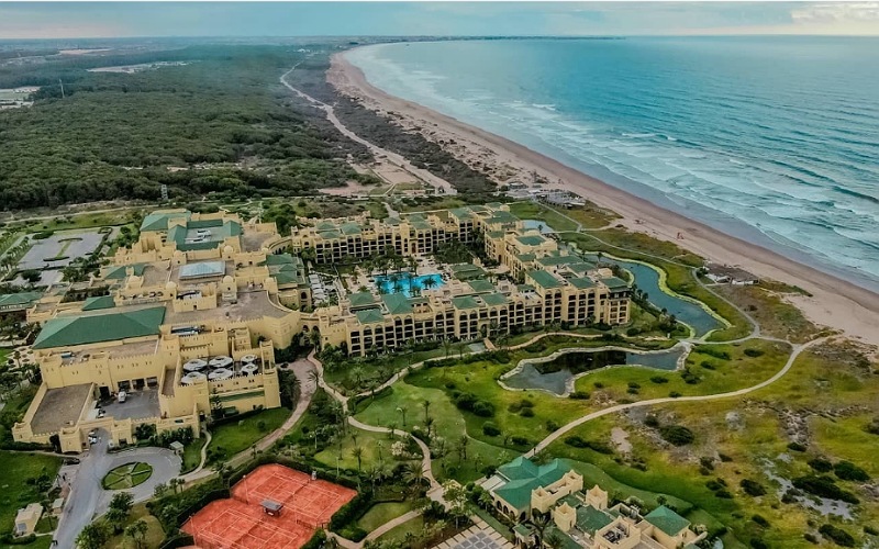 توقيع اتفاقية شراكة بين المنتجع السياحي مازاغان والدفاع الحسني الجديدي لكرة القدم