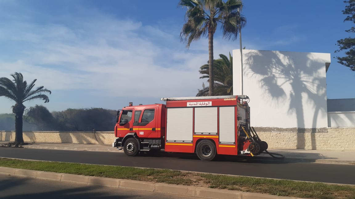 بالصور.. اندلاع حريق مهول داخل بناية مهجورة بشاطىء الجديدة بطريق الدار البيضاء
