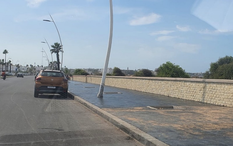 جدل بالجديدة حول جودة أشغال تكسية الرصيف بالشارع الرئيسي المؤدي إلى الدار البيضاء