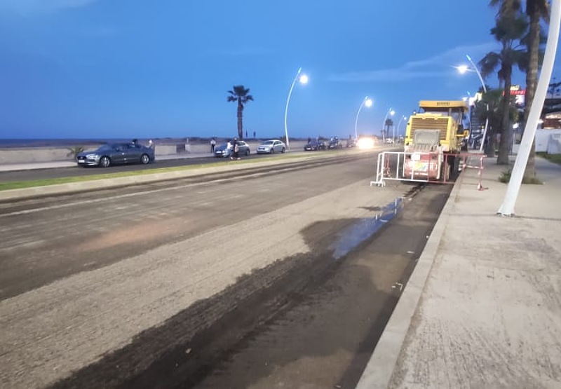 بعد أشهر قليلة من تهيئته.. اعادة ردم واصلاح الشارع الرئيسي المؤدي إلى الدار البيضاء